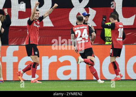 26.11.2024, BayArena, Leverkusen, Europalegue, Gruppenhase, 3) Spieltag, GER, UEFA CL Bayer 04 Leverkusen (GER) vs. RB Salzburg ( AUT), im Bild: Torjubel/Jubel/Jubellauf, 5:0 durch Aleix García (Leverkusen #24), Granit Xhaka (Leverkusen #34), Florian Wirtz (Leverkusen #10), foto © nordphoto GmbH/Meuter DFL proibisce l'uso di immagini o quasi tutte le sequenze video. Foto Stock