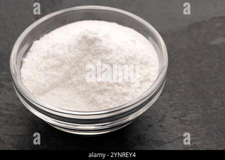 Bicarbonato di sodio - composto solido cristallino nel recipiente. Foto Stock