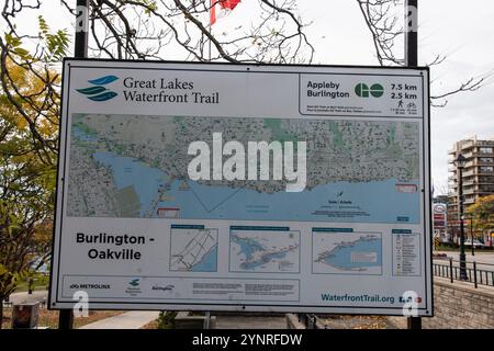 Cartello con la scritta Great Lakes Waterfront Trail allo Spencer Smith Park nel centro di Burlington, Ontario, Canada Foto Stock