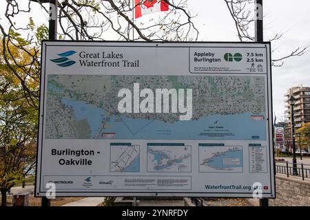 Cartello con la scritta Great Lakes Waterfront Trail allo Spencer Smith Park nel centro di Burlington, Ontario, Canada Foto Stock