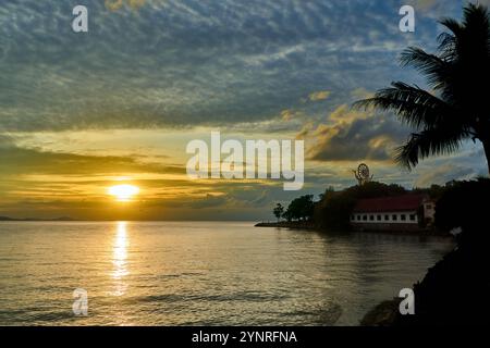 Tramonto sulle acque tranquille vicino a Wat Phra Yai, Koh Samui, Thailandia Foto Stock