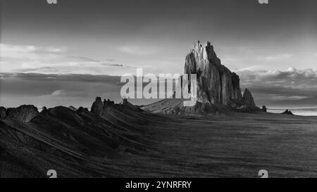 Fotografia aerea al tramonto di Shiprock, un monadnock vicino alla città di Shiprock, New Mexico, Stati Uniti. Foto Stock