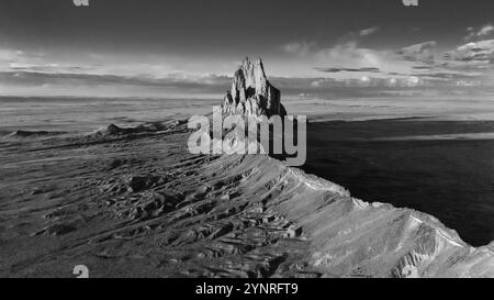 Fotografia aerea al tramonto di Shiprock, un monadnock vicino alla città di Shiprock, New Mexico, Stati Uniti. Foto Stock