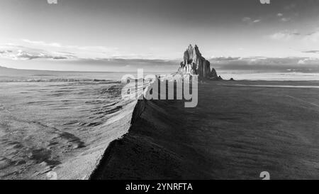 Fotografia aerea al tramonto di Shiprock, un monadnock vicino alla città di Shiprock, New Mexico, Stati Uniti. Foto Stock