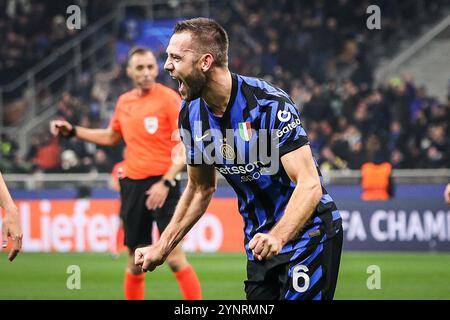 Milano, Italia. 26 novembre 2024. STEFAN DE VRIJ dell'Inter Milan celebra il gol durante la partita di UEFA Champions League, fase MD5 tra FC Internazionale e RB Leipzig allo Stadio Giuseppe-Meazza. Inter Milan ha vinto 1:0. (Credit Image: © Matthieu Mirville/ZUMA Press Wire) SOLO PER USO EDITORIALE! Non per USO commerciale! Foto Stock