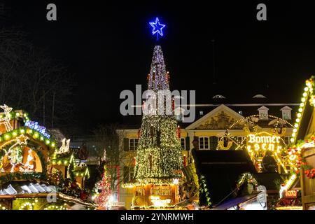 Weihnachtsmarkt a Bonn - 27.11.2024 Der Bonner Weihnachtsmarkt 2024 verwandelt die Innenstadt der Bundesstadt, wie hier auf dem Münsterplatz rund um das Ludwig van Beethoven Denkmal wieder in eine stimmungsvolle Budenstadt. über 165 Stände bieten ein vielfältiges Angebot an kunsthandwerklichen und kulinarischen Köstlichkeiten. Der Markt ist bis zum 22. Dezember 2024 geöffnet. Bonn Innenstadt Nordrhein-Westfalen Deutschland *** Mercatino di Natale a Bonn 27 11 2024 il Mercatino di Natale di Bonn 2024 trasformerà ancora una volta il centro della città federale, come qui su Münsterplatz intorno al Lud Foto Stock