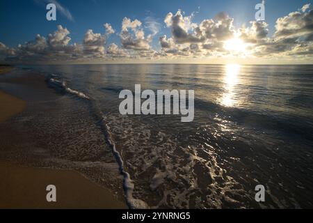 Mare sotto il cielo soleggiato con nuvole. Tramonto sul mare o alba sul mare. Spiaggia di sabbia marina. Foto Stock