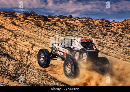 Apple Valley, California, USA 7 febbraio 2014 Un'auto da corsa fuoristrada Ultra4 ruggisce in salita all'iconico rally King of the Hammers nella Apple Valley, California Foto Stock