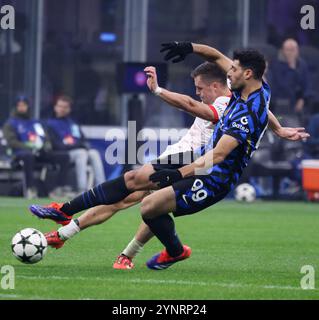 Milano, Italia. 26 novembre 2024. BENJAMIN SESKO dell'RB Lipsia e MEHDI TAREMI dell'internazionale Milano FC in azione durante la partita di Champions League 26/11/2024 tra FC International Milan e Lipsia allo stadio San Siro. (Credit Image: © Fabio Sasso/ZUMA Press Wire) SOLO PER USO EDITORIALE! Non per USO commerciale! Foto Stock