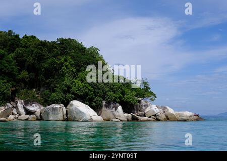 Isole Indonesia Anambas - Isola Dinkor con grandi rocce e pescatori Foto Stock