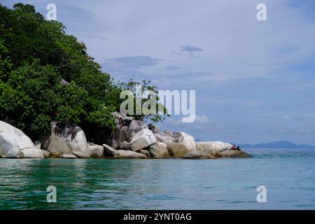 Isole Indonesia Anambas - Isola Dinkor con grandi rocce e pescatori Foto Stock