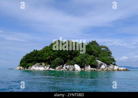 Isole Indonesia Anambas - Isola Dinkor con grandi rocce e pescatori Foto Stock