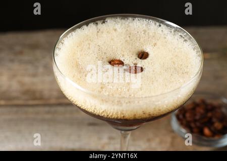 Deliziosi martini espresso con chicchi di caffè in vetro su sfondo sfocato, primo piano Foto Stock