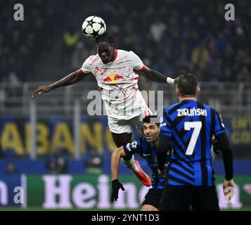 Milano, Italia. 26 novembre 2024. Il Castello Lukeba (top) di Lipsia affronta un colpo di testa durante la partita di fase di campionato tra Inter Milan e RB Leipzig alla UEFA Champions League di Milano, Italia, 26 novembre 2024. Crediti: Alberto Lingria/Xinhua/Alamy Live News Foto Stock