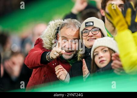 Norwich, Regno Unito. 26 novembre 2024. I Norwich Cityfans celebrano il gol durante la partita del Campionato Sky Bet Norwich City vs Plymouth Argyle a Carrow Road, Norwich, Regno Unito, 26 novembre 2024 (foto di Izzy Poles/News Images) a Norwich, Regno Unito, il 26/11/2024. (Foto di Izzy Poles/News Images/Sipa USA) credito: SIPA USA/Alamy Live News Foto Stock