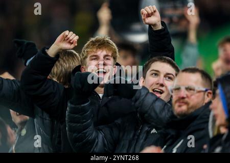 Norwich, Regno Unito. 26 novembre 2024. I tifosi del Norwich City festeggiano il gol durante la partita del Campionato Sky Bet Norwich City vs Plymouth Argyle a Carrow Road, Norwich, Regno Unito, 26 novembre 2024 (foto di Izzy Poles/News Images) a Norwich, Regno Unito, il 26/11/2024. (Foto di Izzy Poles/News Images/Sipa USA) credito: SIPA USA/Alamy Live News Foto Stock