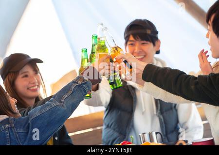 Uomo e donna sui vent'anni che fanno un brindisi sul cibo Foto Stock