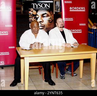 James Toback e Mike Tyson promuove il Blu-ray e DVD "Tyson" tenutasi presso i confini in Hollywood, Stati Uniti d'America il 18 agosto 2009. Foto Stock