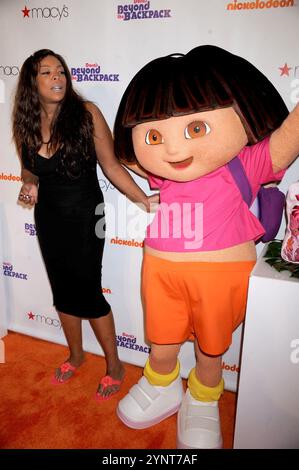Manhattan, Stati Uniti d'America. 10 agosto 2010. NEW YORK - 10 AGOSTO: Wendy Williams e il personaggio animato Dora the Explora partecipano alla campagna Beyond the Backpack di Nickelodeon che si presenta al Macy's Herald Square il 10 agosto 2010 a New York. Persone: Wendy Williams credito: Storms Media Group/Alamy Live News Foto Stock