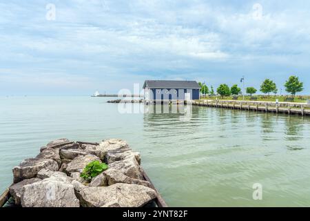 Boathouse all'interno del porto di Port Stanley, Ontario. Port Stanley e' una destinazione turistica molto popolare in estate con la sua ampia spiaggia. Foto Stock