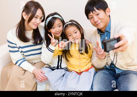 Famiglia che fa una foto commemorativa Foto Stock