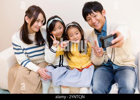 Famiglia che fa una foto commemorativa Foto Stock