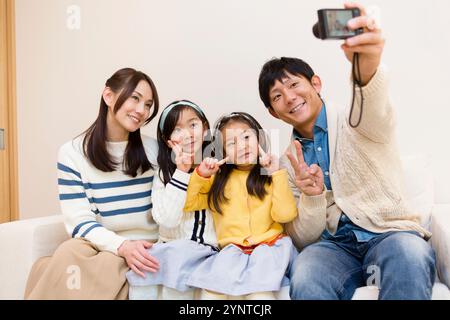 Famiglia che fa una foto commemorativa Foto Stock