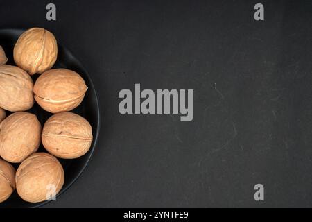 Metà del kernel di noce, vista dall'alto ravvicinata con sfondo nero Foto Stock