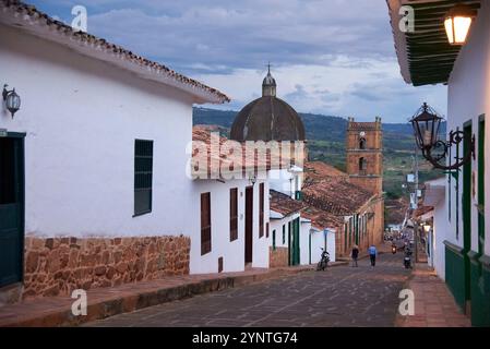 Barichara, Santander, Colombia; 25 novembre 2022: Strada lastricata coloniale di questa pittoresca cittadina turistica, dichiarata monumento nazionale e conosciuta Foto Stock