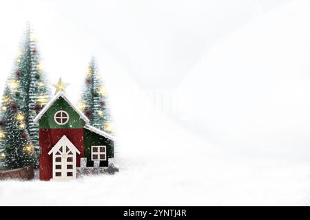 Casa di Natale decorativa con alberi di Natale e neve , copia spazio per testo , buon Natale e felice Capodanno concetto di festa Foto Stock