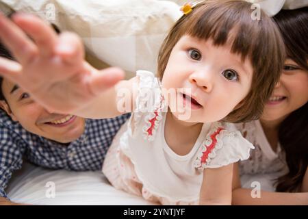 Famiglia nascosta sotto il piumone Foto Stock