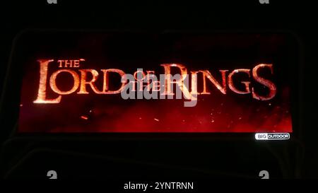 Los Angeles, California, USA 26 novembre 2024 The Lord of the Rings The War of the Rohirrim Billboard su Sunset Blvd il 26 novembre 2024 a Los Angeles, California, USA. Foto di Barry King/Alamy Stock Photo Foto Stock