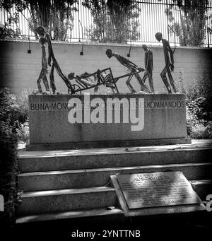 Cimitero di Pere Lachaise in una giornata estiva di sole. Foto Stock