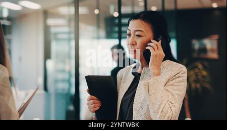 Giapponese, donna e comunicazione con telefonata in ufficio, pianificazione e networking con contatto. Donna, avvocato maturo o discussione con Foto Stock
