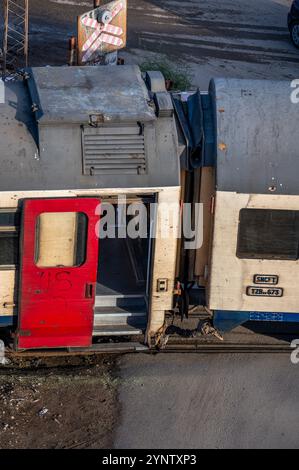 Sfax, Tunisia - 11 novembre 2024: Treno all'incrocio con la strada. Foto Stock