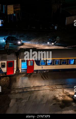 Sfax, Tunisia - 11 novembre 2024: Treno all'incrocio con la strada. Foto Stock