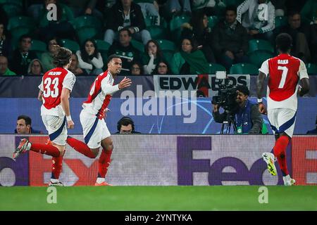 Gabriel MAGALHAES dell'Arsenal festeggia il suo gol con Riccardo CALAFIORI dell'Arsenal e Bukayo SAKA dell'Arsenal durante la partita di UEFA Champions League, fase MD5 tra Sporting CP e Arsenal FC il 26 novembre 2024 all'Estadio Jose Alvalade di Lisbona, Portogallo Foto Stock