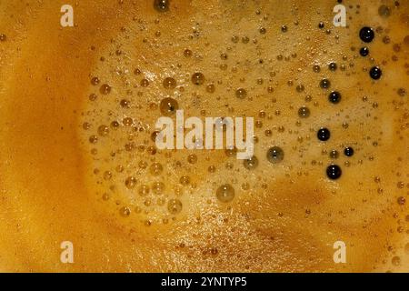 Sfondo di caffè americano nero schiumoso realizzato in una macchina da caffè. Concetto di caffè con filtro per bevande calde. Foto Stock