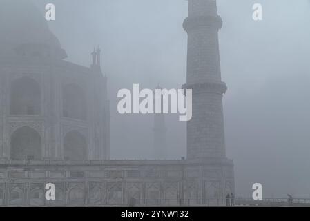 Lo smog invernale copre il Taj Mahal ad Agra, India. Foto Stock