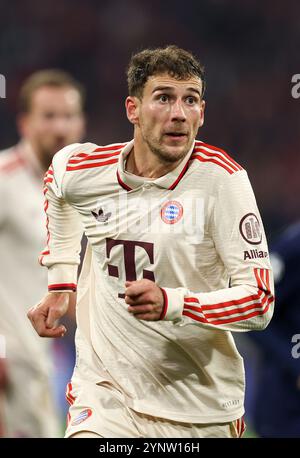 MONACO DI BAVIERA, GERMANIA - NOVEMBRE 26: Leon Goretzka del Bayern Muenchen in azione durante la fase MD5 della UEFA Champions League 2024/25 tra il Bayern München e il Paris Saint-Germain al Football Arena di Monaco il 26 novembre 2024 a Monaco di Baviera, Germania. © diebilderwelt / Alamy Stock Foto Stock