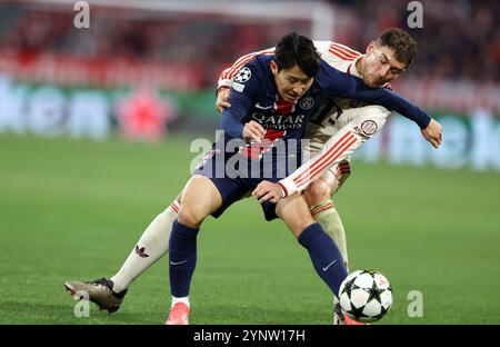 MONACO DI BAVIERA, GERMANIA - NOVEMBRE 26: Lee Kang in del Paris Saint Germain vies con Leon Goretzka del Bayern Muenchen durante la fase MD5 della UEFA Champions League 2024/25 tra il Bayern München e il Paris Saint-Germain al Football Arena di Monaco il 26 novembre 2024 a Monaco di Baviera, Germania. © diebilderwelt / Alamy Stock Foto Stock