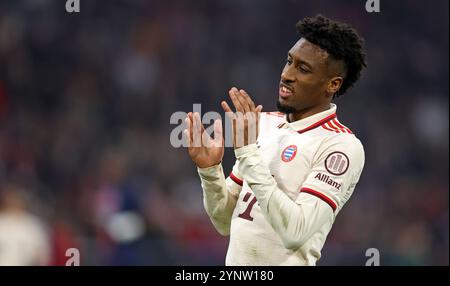 MONACO DI BAVIERA, GERMANIA - NOVEMBRE 26: Kingsley Coman del Bayern Muenchen reagisce durante la fase MD5 della UEFA Champions League 2024/25 tra il Bayern München e il Paris Saint-Germain al Football Arena Munich il 26 novembre 2024 a Monaco di Baviera, Germania. © diebilderwelt / Alamy Stock Foto Stock