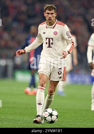 MONACO DI BAVIERA, GERMANIA - NOVEMBRE 26: Leon Goretzka del Bayern Muenchen corre con un pallone durante la fase MD5 della UEFA Champions League 2024/25 tra il Bayern München e il Paris Saint-Germain all'Arena di Monaco il 26 novembre 2024 a Monaco di Baviera, Germania. © diebilderwelt / Alamy Stock Foto Stock