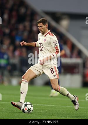 MONACO DI BAVIERA, GERMANIA - NOVEMBRE 26: Leon Goretzka del Bayern Muenchen corre con un pallone durante la fase MD5 della UEFA Champions League 2024/25 tra il Bayern München e il Paris Saint-Germain all'Arena di Monaco il 26 novembre 2024 a Monaco di Baviera, Germania. © diebilderwelt / Alamy Stock Foto Stock