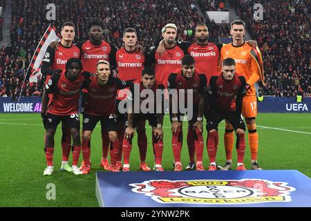 Teamfoto Bayer 04 Leverkusen vor dem Championsleague Spiel gegen FC Salzburg. Hintere Reihe v.l.n.r.: Patrik Schick, Edmond Tapsoba, Granit Xhaka, Robert Andrich, Jonathan Tah, Torhueter Matej Kovar. Untere Reihe v.l.n.r.: JEREMIE Frimpong, Alejandro Grimaldo, Ezequiel Palacios, Piero Hincapie, Florian Wirtz ( alle Bayer 04 Leverkusen ). GER, Bayer 04 Leverkusen vs FC Red Bull Salzburg, Fussball, UEFA Champions League, Ligaphase, Spielzeit 2024/2025, LE NORMATIVE DFL del 26.11.2024 VIETANO QUALSIASI USO DI FOTOGRAFIE COME SEQUENZE DI IMMAGINI E/O QUASI-VIDEO foto: Eibner-Pressefoto/Thomas Thienel Foto Stock