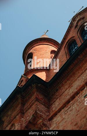 vecchia torre della chiesa fatta di mattoni rossi Foto Stock