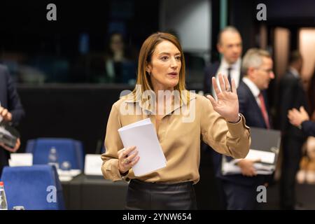 27 novembre 2024, Francia, Straßburg: Roberta Metsola (Partit Nazzjonalista), Presidente del Parlamento europeo, siede nella sala riunioni che precede la Conferenza dei presidenti. Secondo l'ordine del giorno provvisorio, il terzo giorno della riunione inizia con la presentazione del Collegio dei Commissari designati e del suo programma da parte del Presidente eletto della Commissione europea, U. von der Leyen. A questo seguirà la votazione sull'elezione della nuova Commissione europea. Ci saranno poi discussioni sullo Stato di diritto, sulle zone prive di fumo e aerosol e sui casi di violazione dei diritti umani, democra Foto Stock