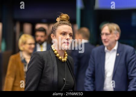 27 novembre 2024, Francia, Straßburg: Theresa 'Terry' Reintke (Alleanza 90/Verdi), leader del gruppo Verts/ALE, arriva nella sala riunioni prima della Conferenza dei presidenti. Secondo l'ordine del giorno provvisorio, il terzo giorno della riunione inizia con la presentazione del Collegio dei Commissari designati e del suo programma da parte del Presidente eletto della Commissione europea, U. von der Leyen. A questo seguirà la votazione sull'elezione della nuova Commissione europea. Si svolgeranno poi dibattiti sullo Stato di diritto, sulle zone indenni da fumo e aerosol e sui casi di violazione dei diritti umani, Foto Stock