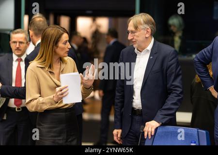 27 novembre 2024, Francia, Straßburg: Roberta Metsola (l, Partit Nazzjonalista), Presidente del Parlamento europeo, parla con Bernd Lange (r, SPD), gruppo S&D. Secondo l'ordine del giorno provvisorio, il terzo giorno della riunione inizia con la presentazione del Collegio dei Commissari designati e del suo programma da parte del Presidente eletto della Commissione europea, U. von der Leyen. A questo seguirà la votazione sull'elezione della nuova Commissione europea. Ci saranno poi discussioni sullo Stato di diritto, sulle zone prive di fumo e aerosol e sui casi di violazione dei diritti umani, della democrazia e dello Stato Foto Stock