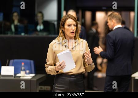 27 novembre 2024, Francia, Straßburg: Roberta Metsola (Partit Nazzjonalista), Presidente del Parlamento europeo, siede nella sala riunioni che precede la Conferenza dei presidenti. Secondo l'ordine del giorno provvisorio, il terzo giorno della riunione inizia con la presentazione del Collegio dei Commissari designati e del suo programma da parte del Presidente eletto della Commissione europea, U. von der Leyen. A questo seguirà la votazione sull'elezione della nuova Commissione europea. Ci saranno poi discussioni sullo Stato di diritto, sulle zone prive di fumo e aerosol e sui casi di violazione dei diritti umani, democra Foto Stock